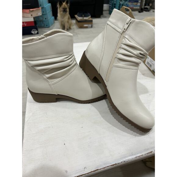 CLIFFS BY WHITE MOUNTAIN Women's Durbon Cushioned Ankle Bootie | Winter Wh | 8.5 - Picture 1 of 10